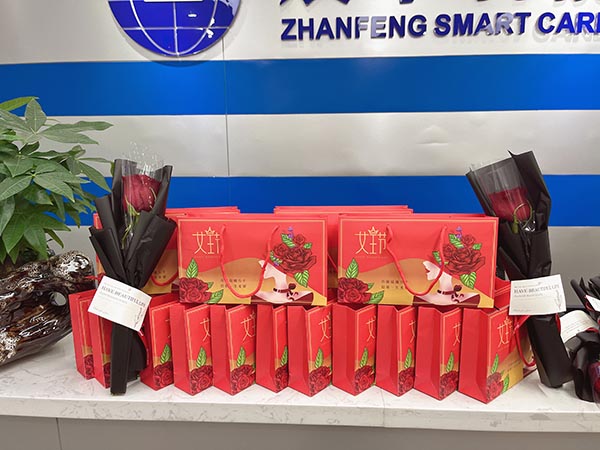 展豐科技發(fā)放三八婦女節(jié)紀(jì)念品 展豐科技發(fā)放三八婦女節(jié)紀(jì)念品